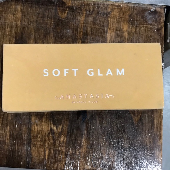 Pre-Owned Authentic Anastasia Beverly Hills Soft Glam Eyeshadow Palette
